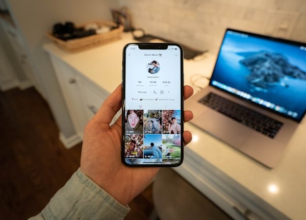 Comment les marques de produits pour animaux peuvent-elles utiliser TikTok pour atteindre un public plus jeune?